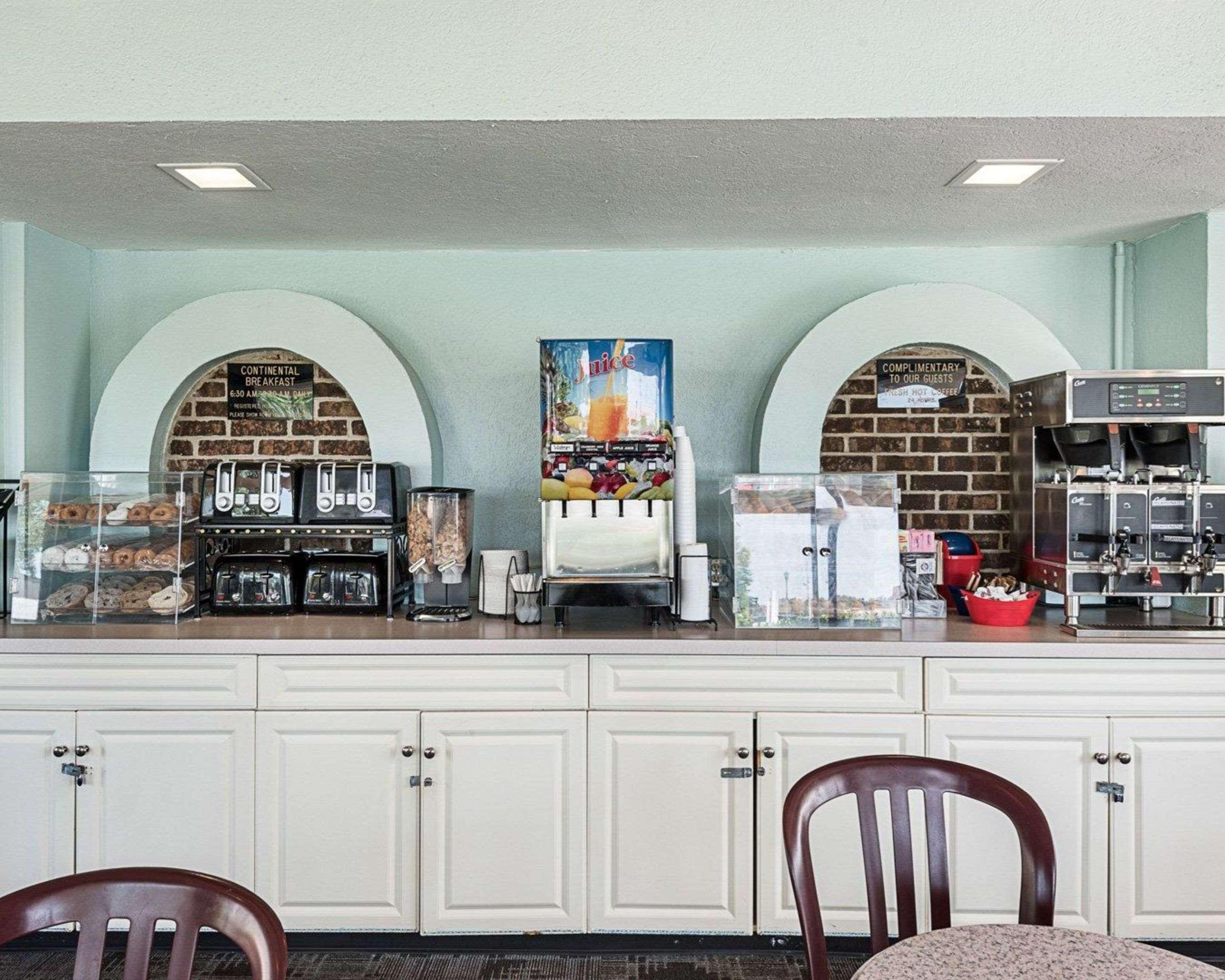 Econo Lodge Inn & Suites Rehoboth Beach Bagian luar foto
