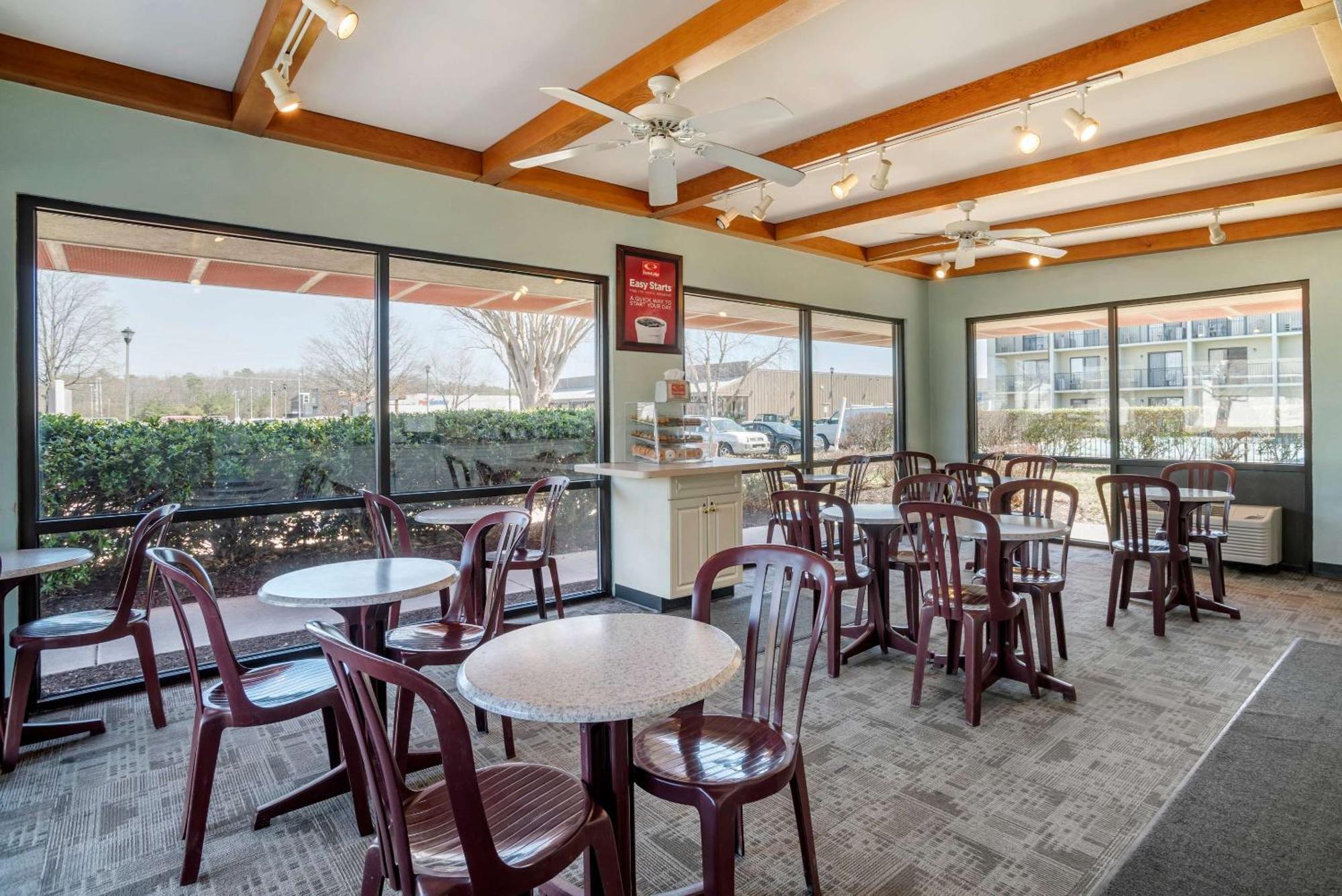 Econo Lodge Inn & Suites Rehoboth Beach Bagian luar foto