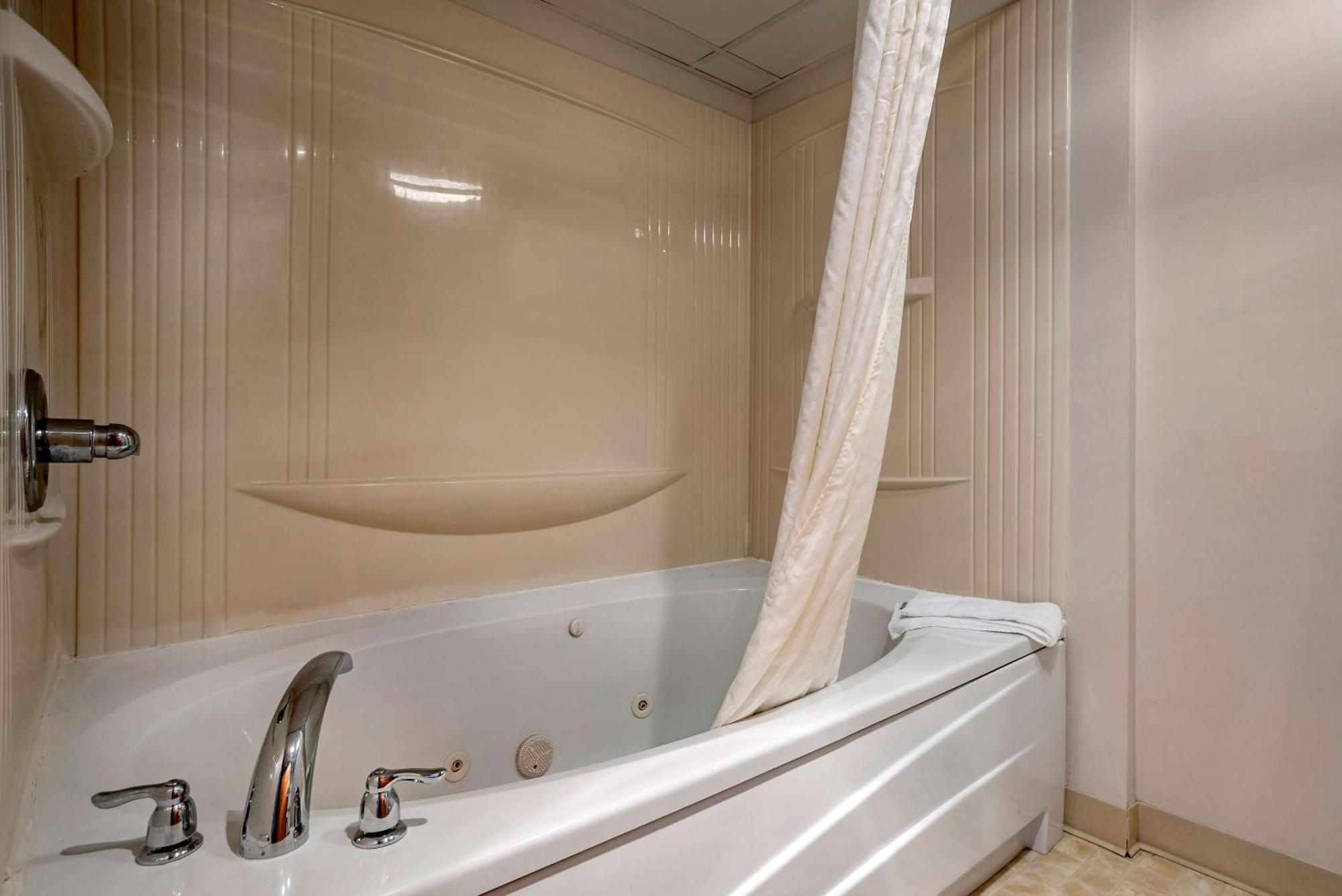 Econo Lodge Inn & Suites Rehoboth Beach Bagian luar foto